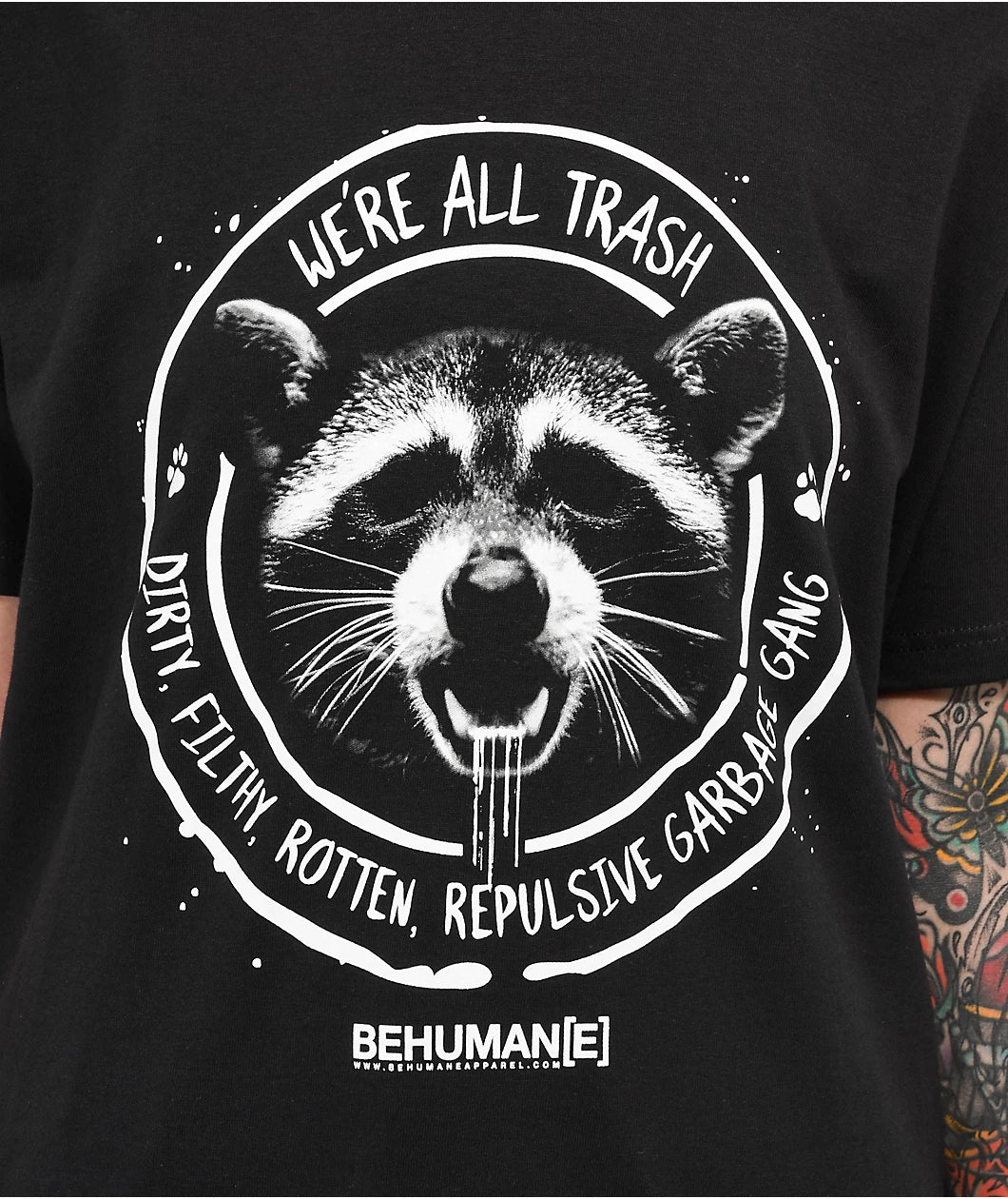 Be Humane We're All Trash Camiseta Negra UNISEX